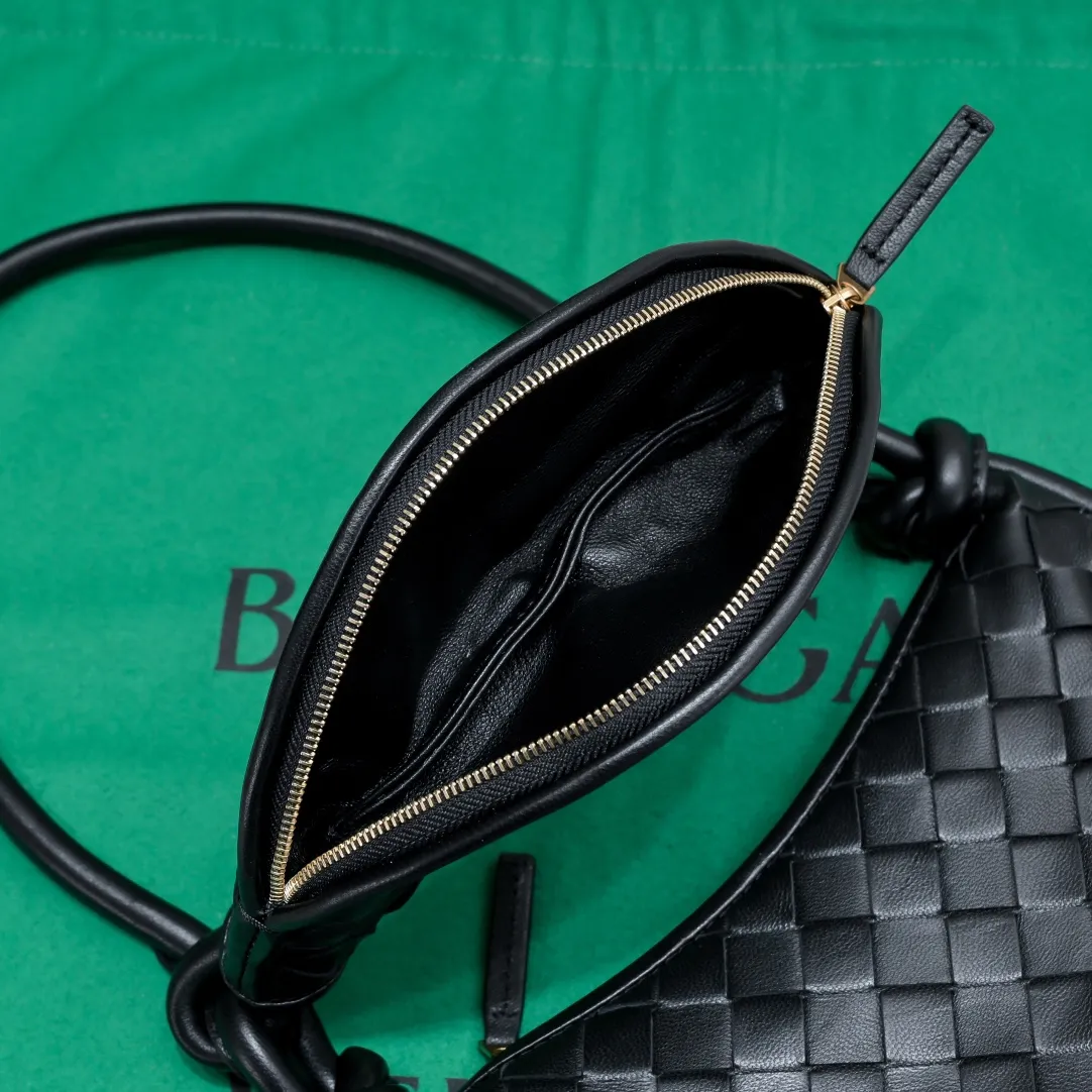 Batch 1460 Bv Shu Qi's same "Gemelli" twin bag, locked in advance, 24 years of hot style💕 Gemelli, which is paired with two half-moon-shaped bags, matched with the brand's iconic intrecciato woven sheepskin, equipped with a detachable tubular handle, which can be used as a clutch bag, on the shoulder or by flipping the small crescent moon as a handle, or as a long shoulder strap🉑️crossbody The dual design has a personalized yet charming attitude, and the eye-catching visual impact brings an elegant and fashionable feeling. It is a bag worth buying💥There are 3 sizes to choose from.  Size: 24.5x19x7, plus long shoulder strap ➕80 Model: 6764